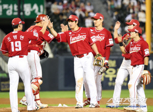 '전문가들 5강 예측 완전히 틀렸다' 무섭다! 9월 전승 → 숙적까지 꺾고 급행 열차 탑승