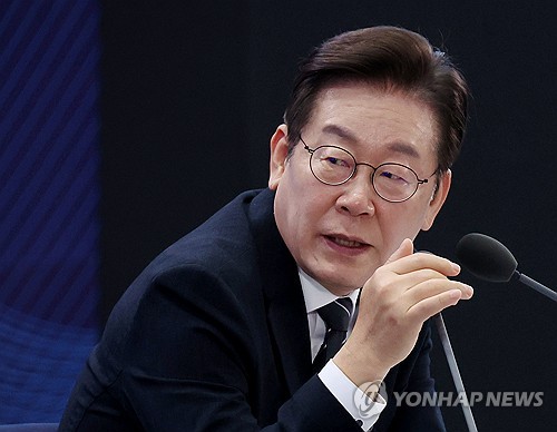 李대통령 지지율 56.0% 3주째↑…"민생행보로 중도층 상승 견인"[리얼미터](종합)