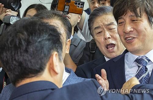국회 찾은 독립기념관장 '봉변'…'사과하라' 항의에 아수라장