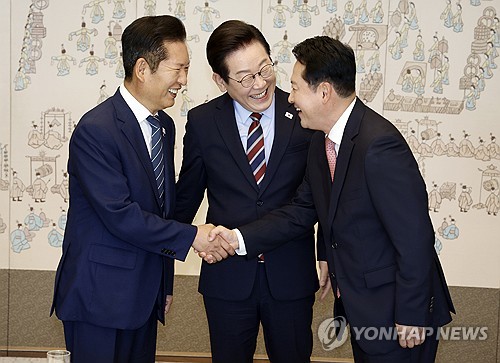 李대통령-여야 지도부, 오찬 회동…鄭-張 웃으며 악수(종합)