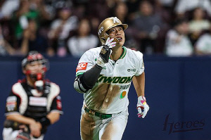 송성문, 생애 첫 월간 MVP…키움 선수로는 이정후 이후 처음