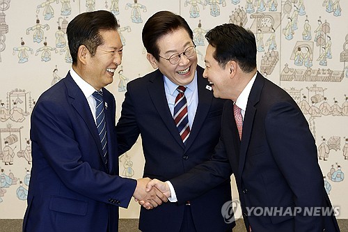 정청래-장동혁, 13일만의 첫 악수…張 "마늘·쑥 먹으며 기다려"