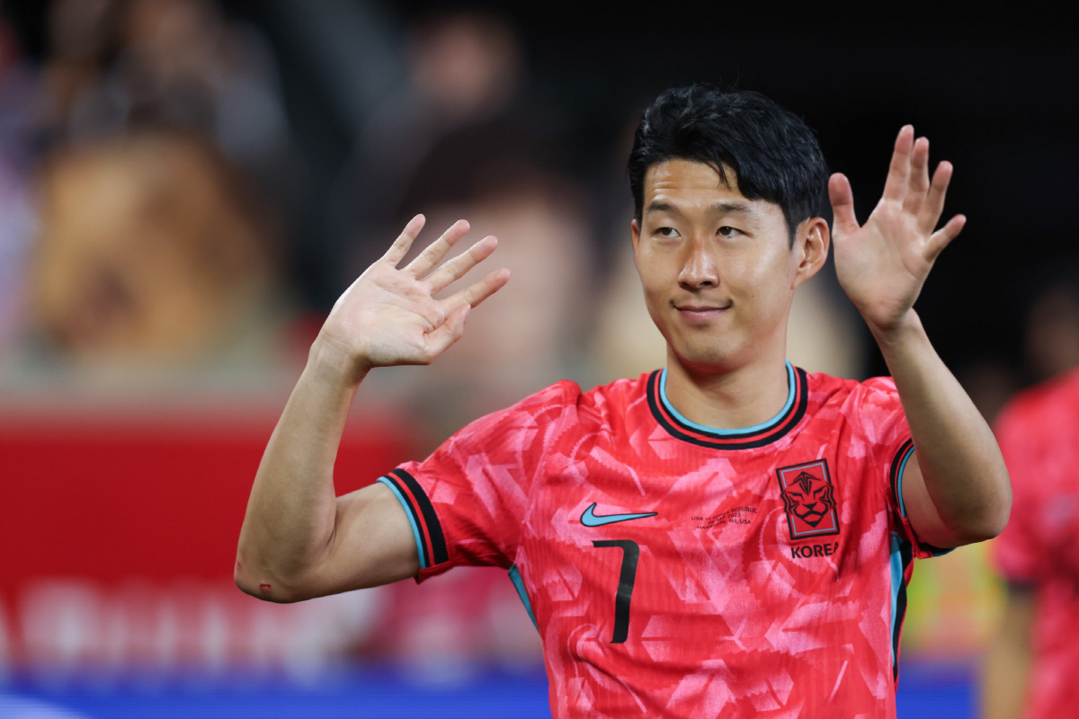 영국 현지도 초집중! 손흥민-포체티노의 '뜨거운 포옹'→이런 주장 또 없…