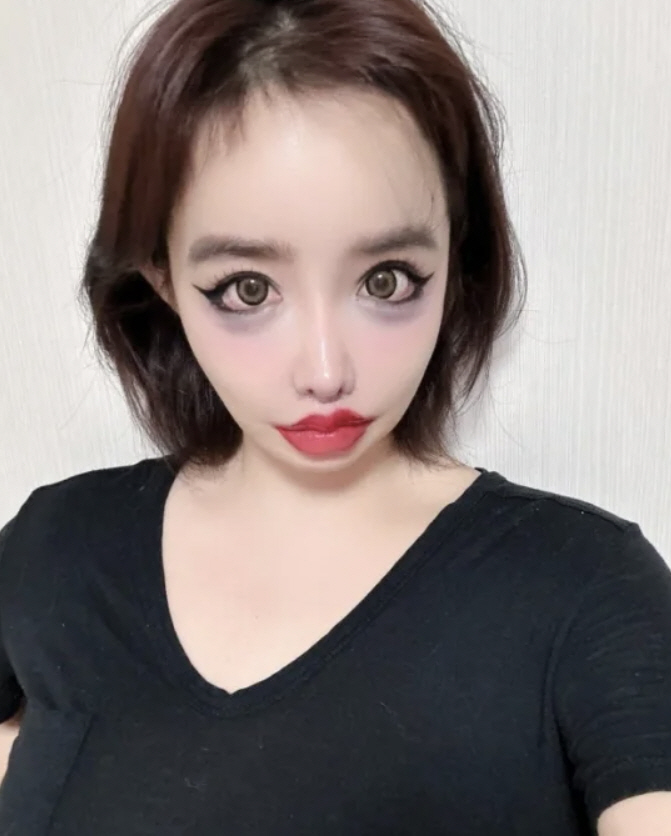 '활동중단' 박봄, 눈이 대체 왜이래…성형? 건강 문제?[SCin스타]
