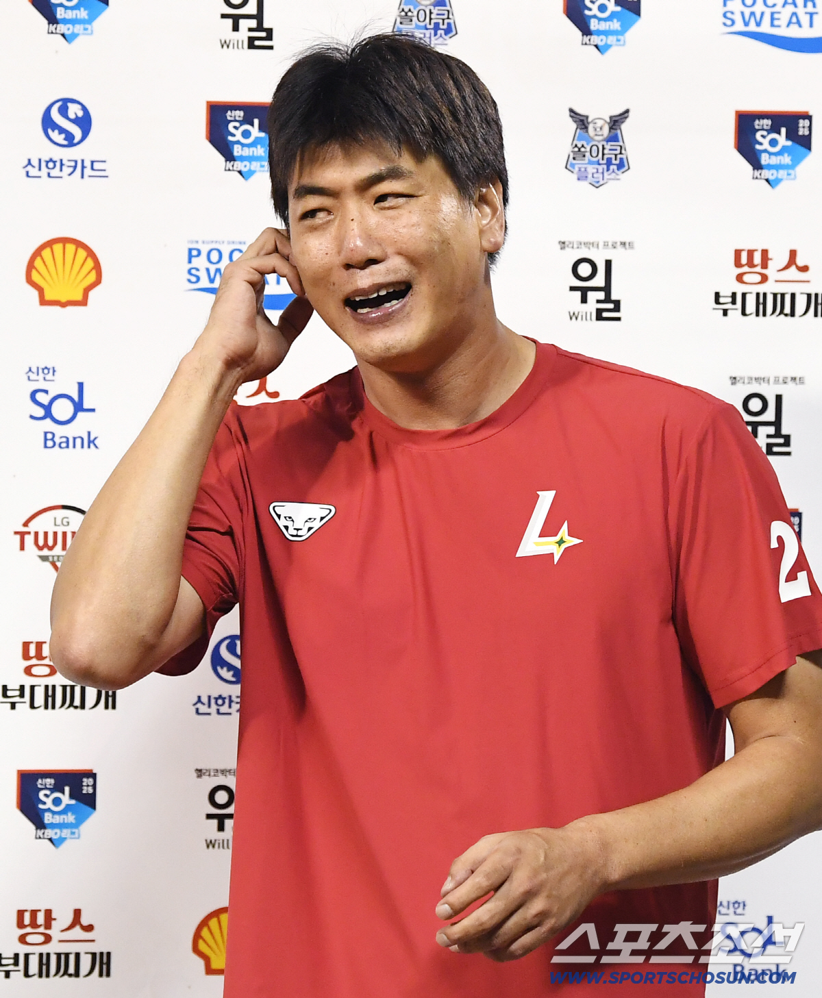 "하지 마" 해놓고 줄행랑 안 친 37세 베테랑, 얼음물 세례 뜨겁게 즐…