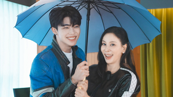 고소영, 꽃미남 아이돌에 찐표정..♥장동건 긴장해야겠네