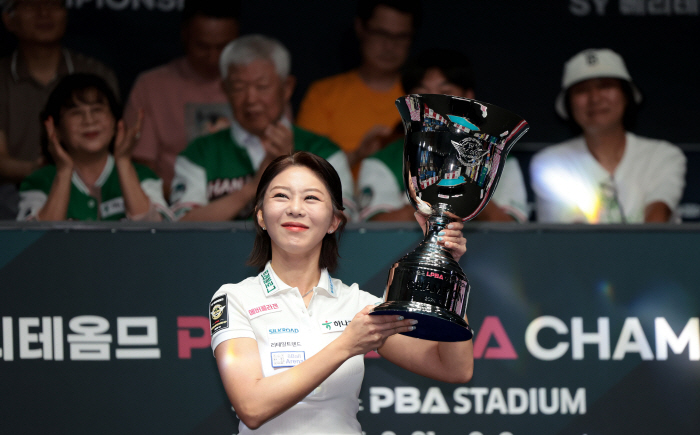 '토종 여제의 위풍당당 귀환' 김가영 라이벌 스롱 피아비 격파, LPBA 4차투어 우승. 통산 16번째 우승 달성