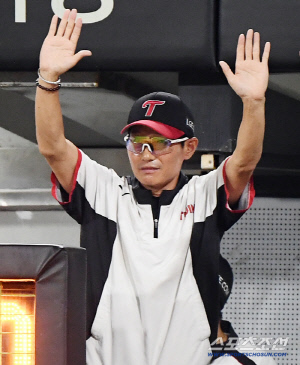 우승 향하는 LG, 먼저 7년 연속 PS 진출 확정. 10구단체제 최다 타이