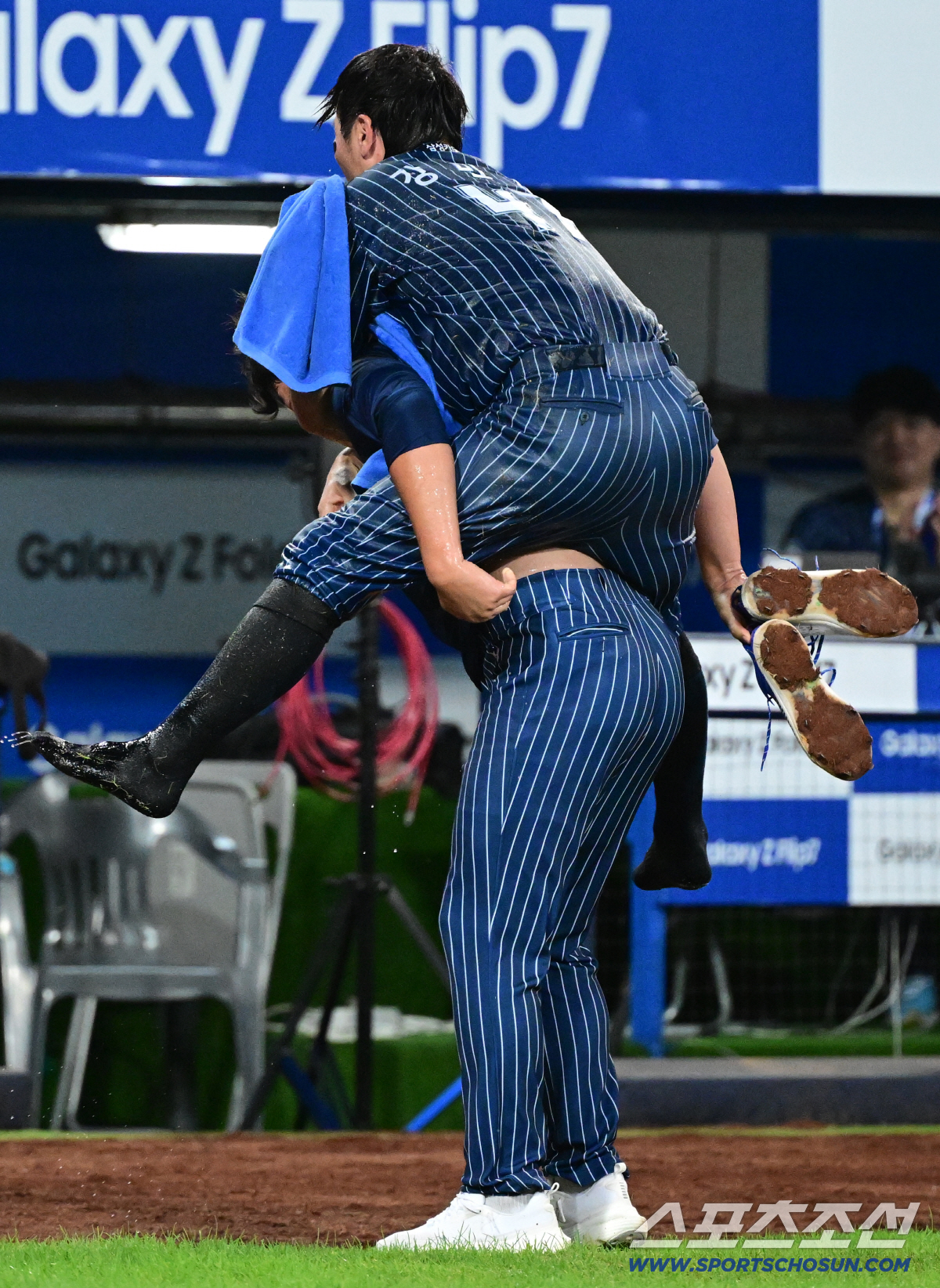 '이게 축하야?' 350홈런 강민호, 물세례 받다 아이스박스 머리 직격에…