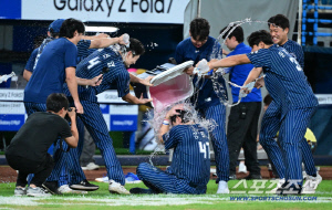 '이게 축하야?' 350홈런 강민호, 물세례 받다 아이스박스 머리 직격에 '발길질'로 응징...웃음 폭발[대구 현장]