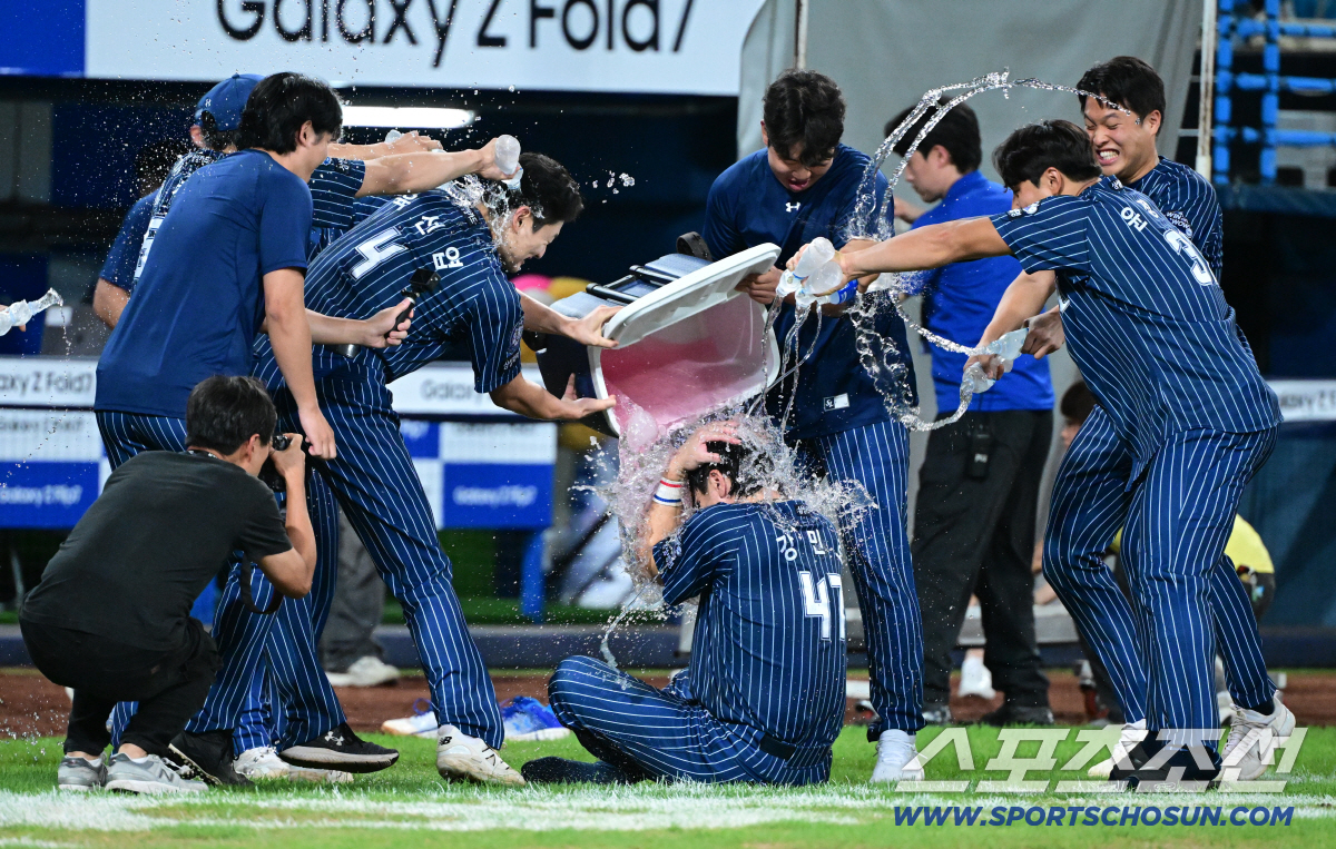 '이게 축하야?' 350홈런 강민호, 물세례 받다 아이스박스 머리 직격에…