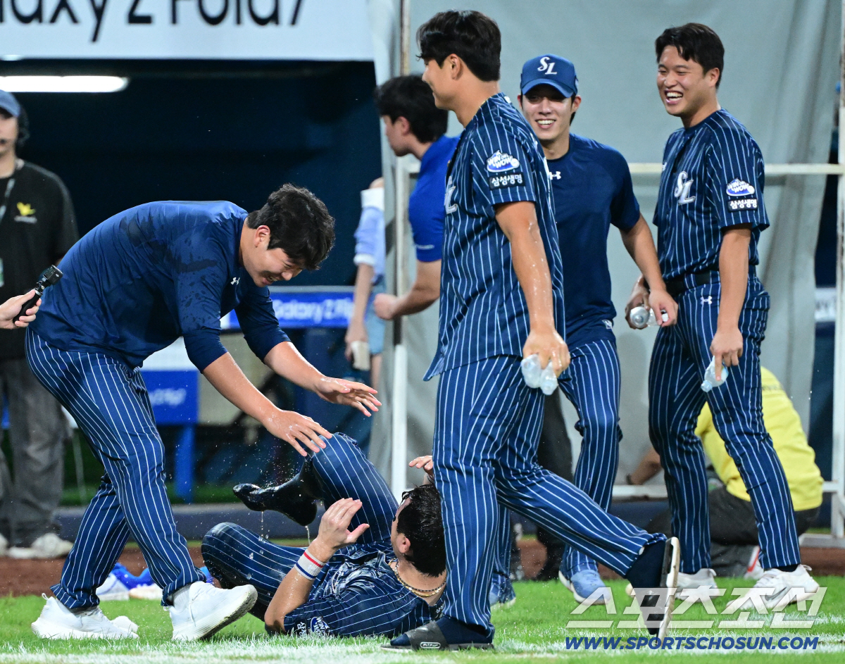 '이게 축하야?' 350홈런 강민호, 물세례 받다 아이스박스 머리 직격에…