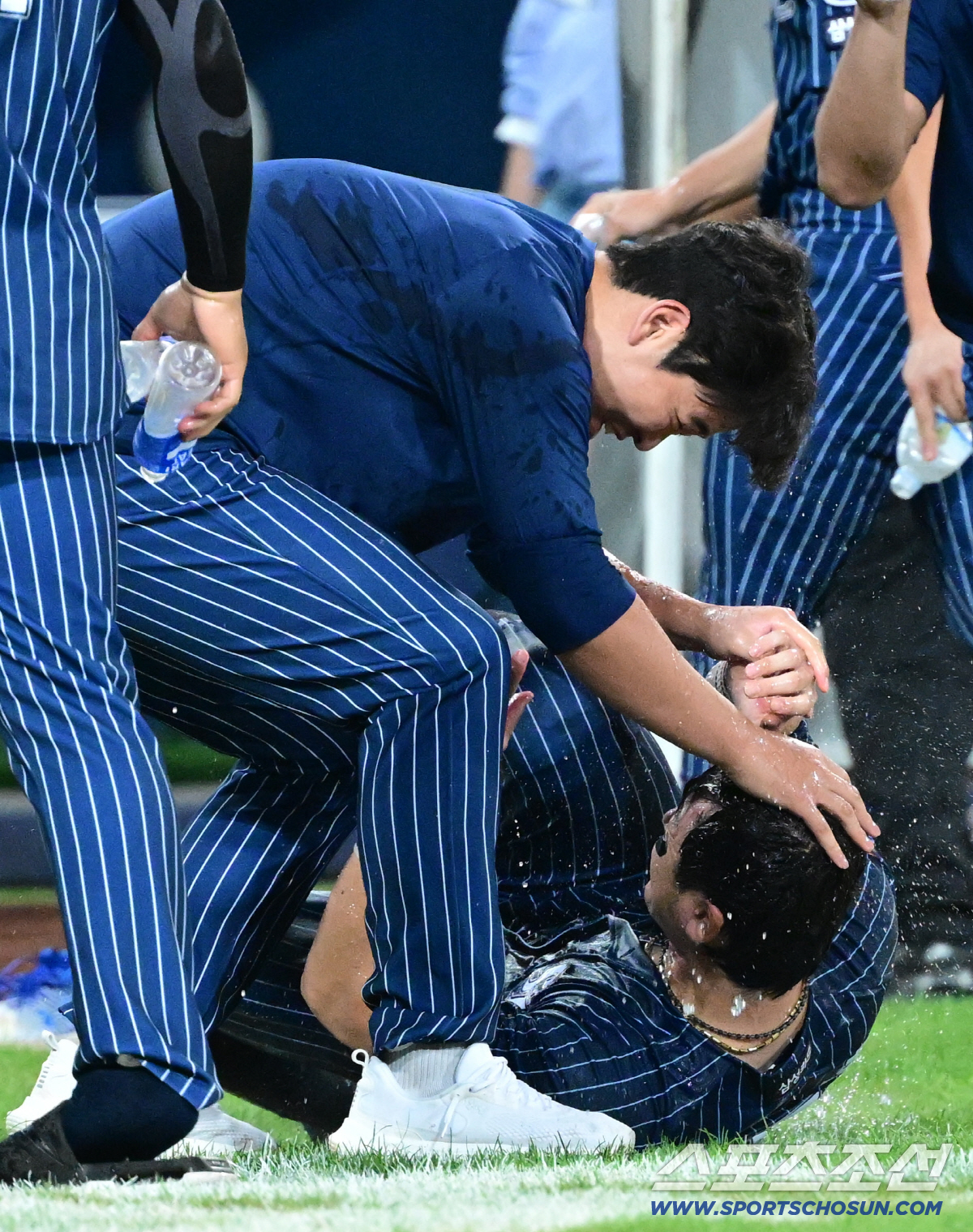 '이게 축하야?' 350홈런 강민호, 물세례 받다 아이스박스 머리 직격에…