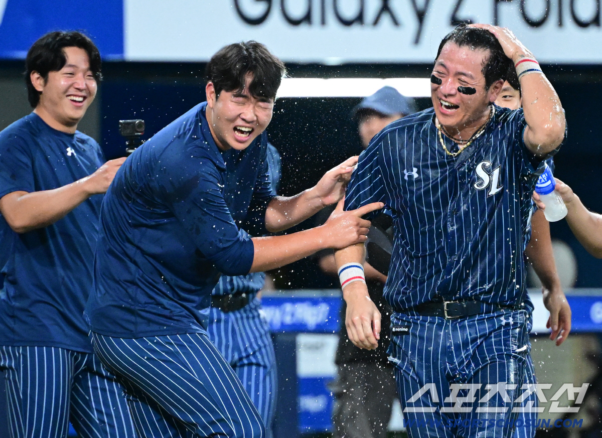 '이게 축하야?' 350홈런 강민호, 물세례 받다 아이스박스 머리 직격에…
