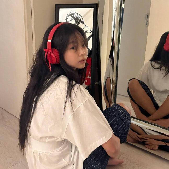 블핑 제니, 빨간 헤드셋 초근접 셀카에도 굴욕 없어…귀여움 만렙
