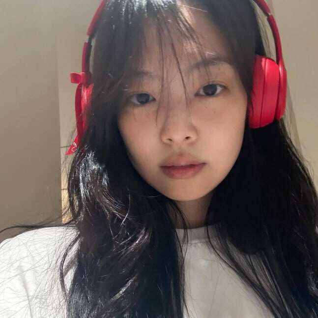 블핑 제니, 빨간 헤드셋 초근접 셀카에도 굴욕 없어…귀여움 만렙
