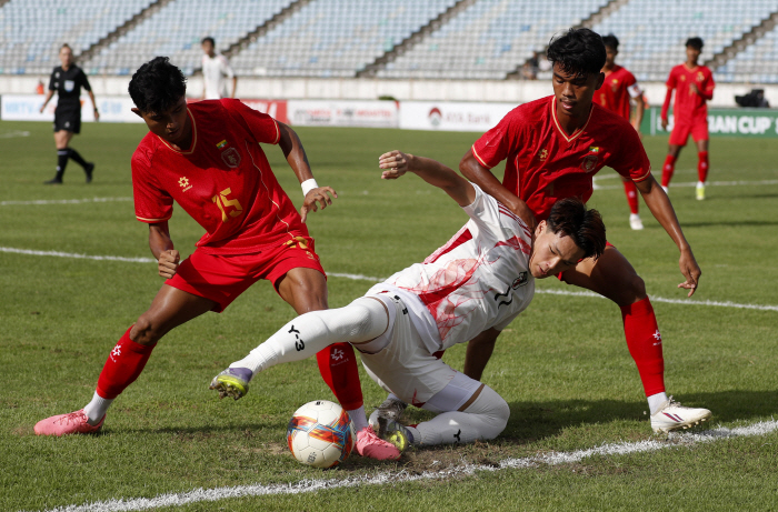 '아시아 최강' 일본 축구 '화들짝'…'랭킹 160위' 미얀마에 굴욕당할 뻔…추가시간 극장골로 '구사일생'