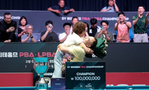 '55세' 이승진, 프로당구 데뷔 7년 만에 PBA 투어 첫 우승