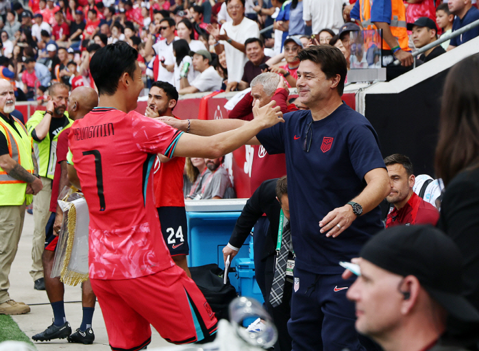 "SON 같은 선수 상대했잖아!" '캡틴' 손흥민에 당한 포체티노 위기, '퇴보하고 있다' 비난 폭발