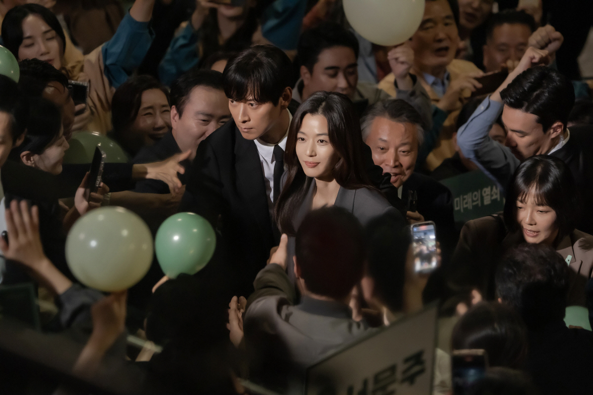 [문지연의 미리 봄] 전지현·강동원 '북극성', 물음표 쌓이더라도..괜찮…