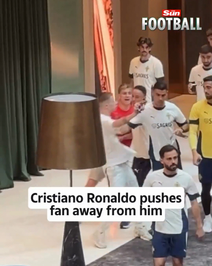 '6만 한국 노쇼 날강두' 호날두가 여전히 똑같네 똑같아...또또또 인성 논란 폭발 '팬 팔로 강하게 밀쳐'