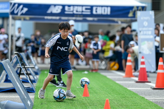 '러닝 열풍을 축구장으로!' 서울 이랜드, 뉴발란스와 '런 투 레울파크 챌린지' 개최
