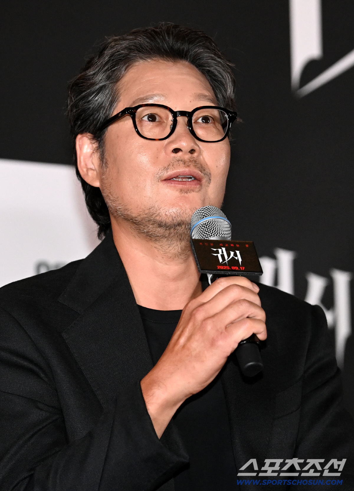 '귀시' 유재명 "실제로 지하 공간에서 촬영, 사실적으로 표현하고 싶었다…
