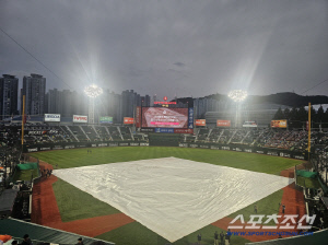 개시 직전 대형 방수포라니…부산 한화-롯데, 개시 지연 