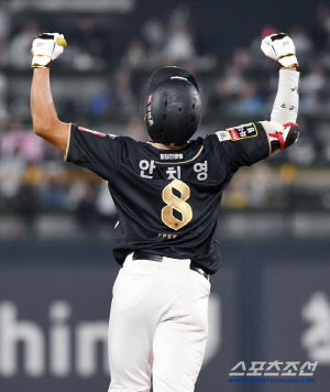 데뷔 첫 홈런까지 2965일 걸렸다! 2017년 신인, 8년 만에 감격의 첫 홈런