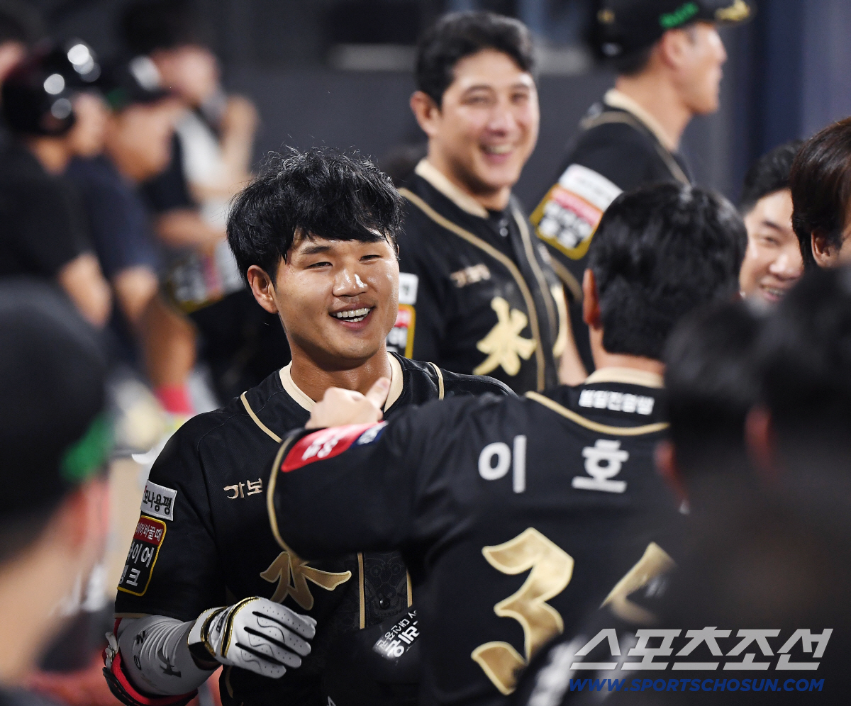 데뷔 첫 홈런까지 2965일 걸렸다! 2017년 신인, 8년 만에 감격의…