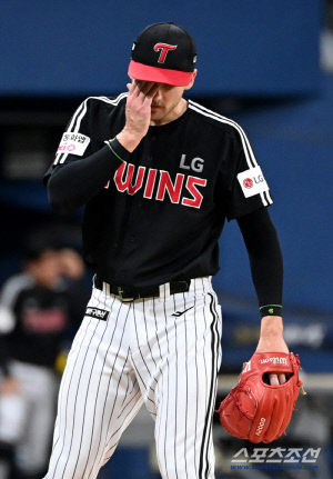 '무패 우승 청부사가 꼴찌팀에 첫패 위기' 25이닝 2실점→4이닝 5실점 강판. 8월 MVP 송성문에 2볼넷 1안타 판정패[고척 현장]