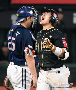 친정팀 보란듯 '빠던' 쾅! 허경민 쐐기 쓰리런! KT, 8-1 두산 완파 → 점점 가까워지는 가을야구