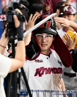 '꼴찌 경계 경보 발령.' 1위팀 ERA 0.36 에이스도 격침. 알칸타라 또 LG 울렸다, 11대2 대승[고척 리뷰]