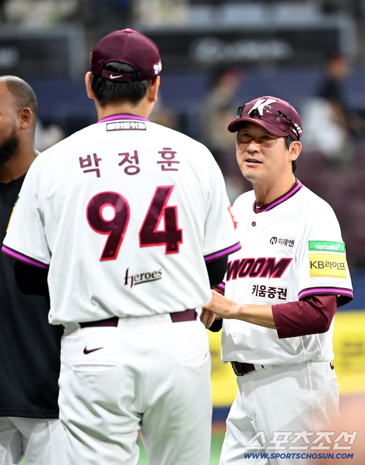 [포토] 설종진 감독대행, 박정훈 3이닝 무실점 수고했어!