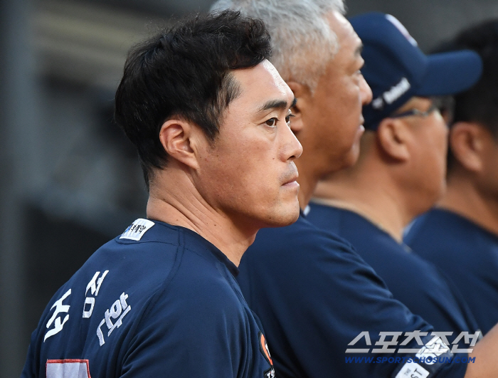 "오지환도 화려함 빠지면서 가치가 확 부각됐다" 잠실 라이벌의 극찬 → 조성환 대행, '대형 유격수' 롤모델로 오지환을 꼽았다