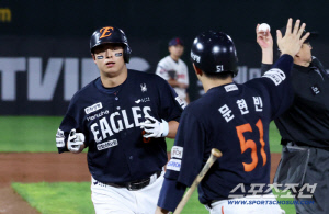 LG 기다려라! 완전체 힘 제대로 보여줬다…'선발 전원 안타' 한화, 롯데 잡고 LG 4G 차 추격 [부산 리뷰]