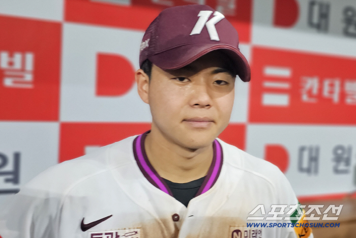 "타구가 안왔으면..." 톨허스트에 2안타-2득점, 쐐기 3타점 3루타. 19세 신인 유격수의 당돌한 1위 저격. "놀이터 온것처럼 즐기고 있다"[고척 인터뷰]