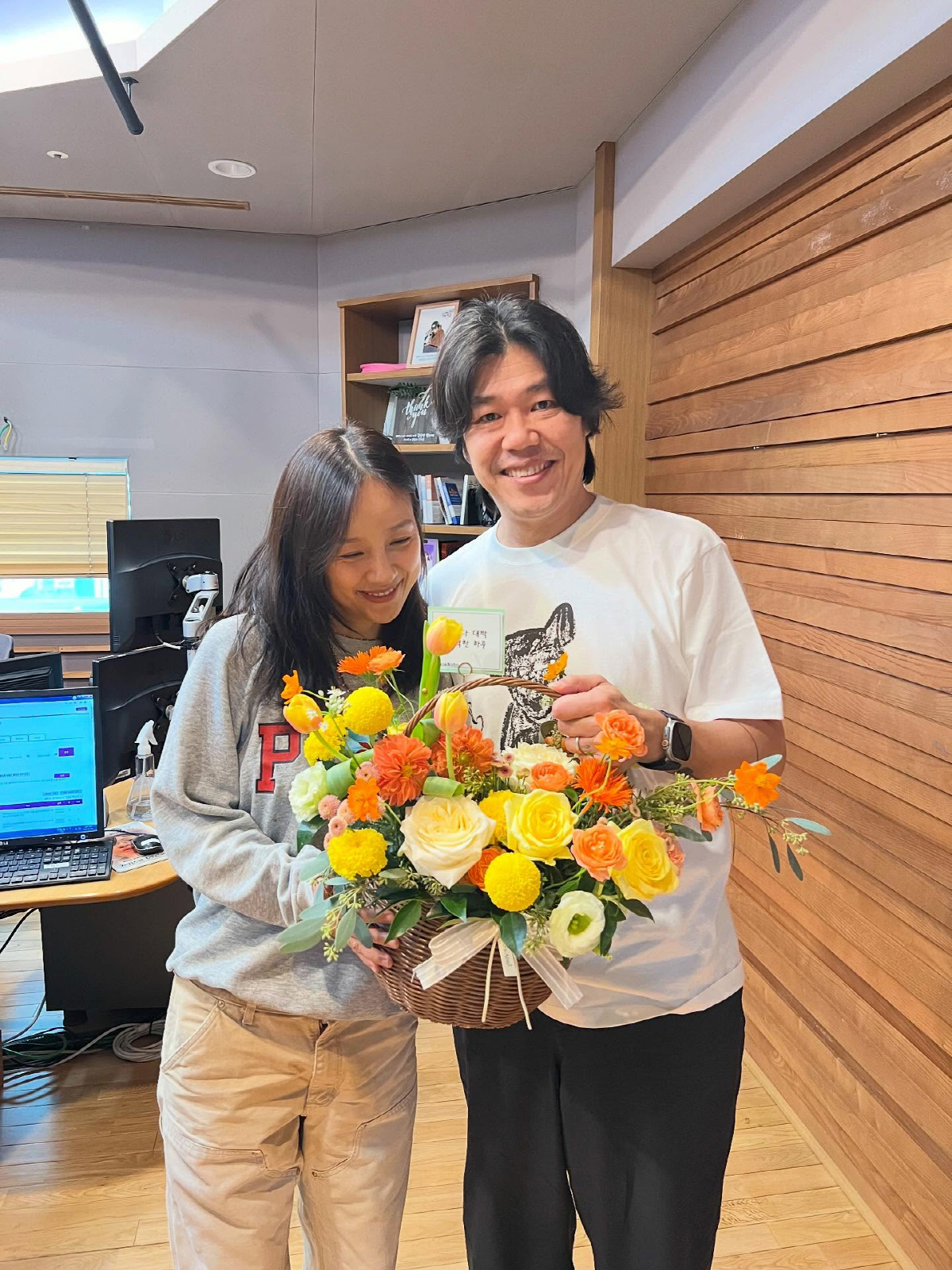 이효리, 겹경사 맞았다…요가원 오픈→이상순♥외조도 완벽, 꽃바구니에 흐뭇