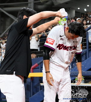 '시원하지?' 친구 첫 세이브 축하하는 정현우와 키움 투수진의 물세례, 준비할 새도 없이 당했네[고척 현장]