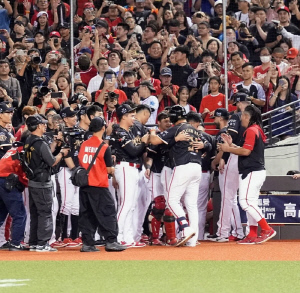 '홈런 맞은 상대 감독이 기립 박수를?' 43세 레전드, 은퇴 타석에서 만화 같이 떠났다