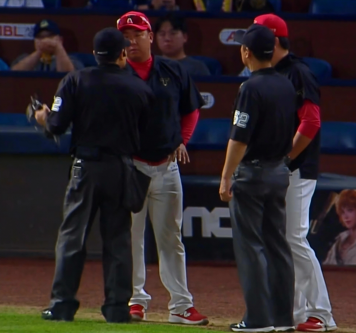 '파울 판독 신청하시면, 서비스로 체크스윙까지 같이 봐드립니다' KBO …