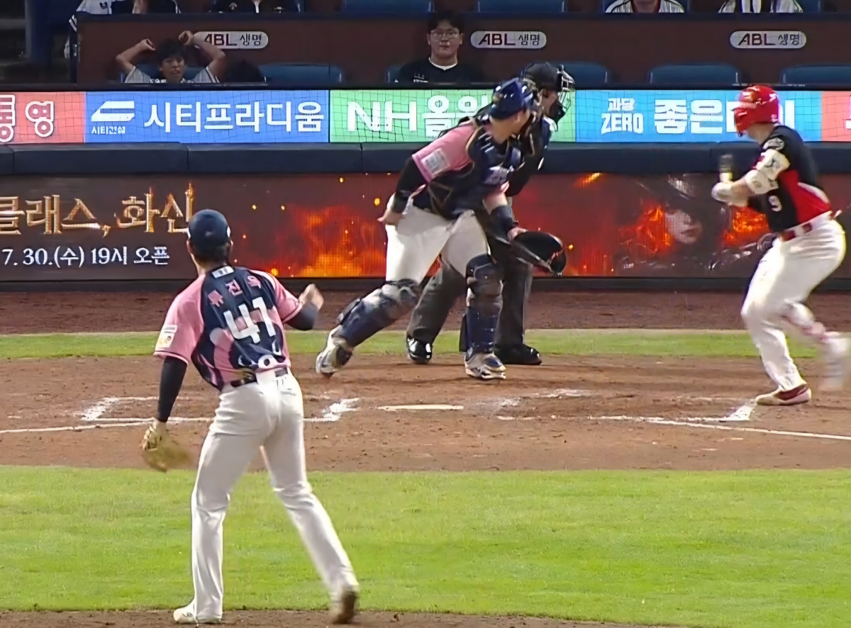 '파울 판독 신청하시면, 서비스로 체크스윙까지 같이 봐드립니다' KBO …