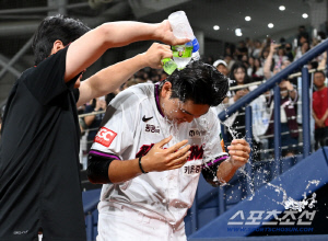 최강 LG 타선에 3이닝 노히트 노런한 고졸 신인이 있다. 148km 싱싱투로 순삭 데뷔 첫 세이브 물세례라니