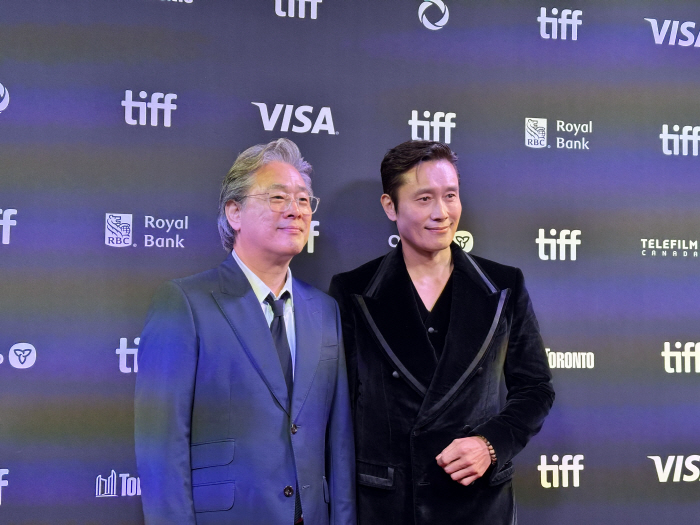 베니스 찍고 토론토 달린 박찬욱→이병헌, 특별 공로상 수상까지 "'어쩔수가없다' 이끌리길"
