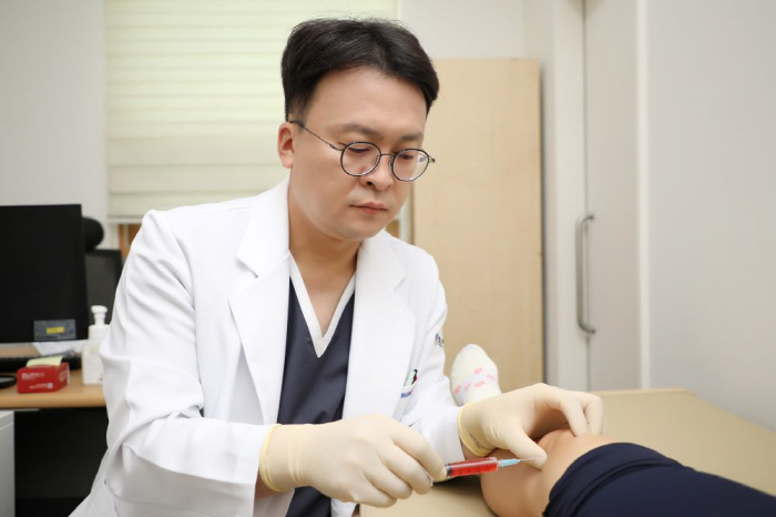 중기 무릎 관절염 환자에 '희망'…힘찬병원 "PRP 주사, 통증 완화 및…
