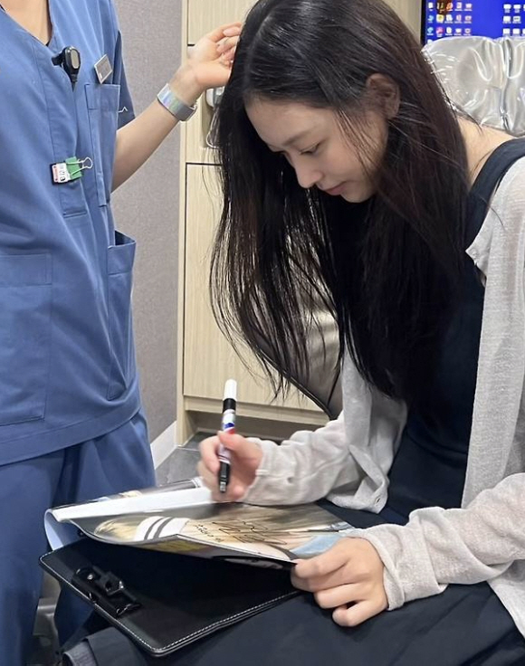뉴진스 해린, 활동중단에도 팬서비스 여전 "민낯 치과진료 중 사인"[SC…