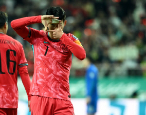 '환상 동점골' 손흥민, A매치 최다 출전 자축포!...후반 20분 1-1 팽팽[멕시코전]