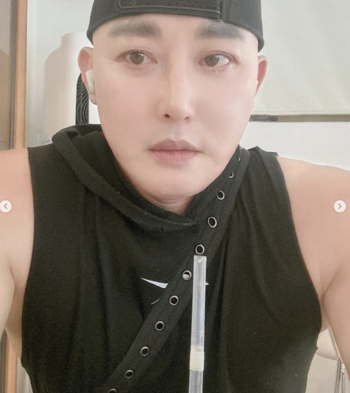 확 달라진 황재근, 가발 벗어 던졌다…민머리로 돌아와 운동 삼매경