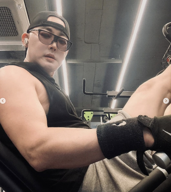 확 달라진 황재근, 가발 벗어 던졌다…민머리로 돌아와 운동 삼매경