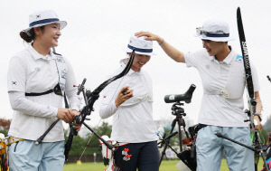 [현장리뷰]'더 이상 눈물 없다!' 女 양궁 자존심 지켰다…안산-강채영-임시현, 인도 잡고 동메달 획득